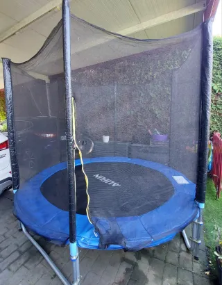 Cama elástica con red de seguridad