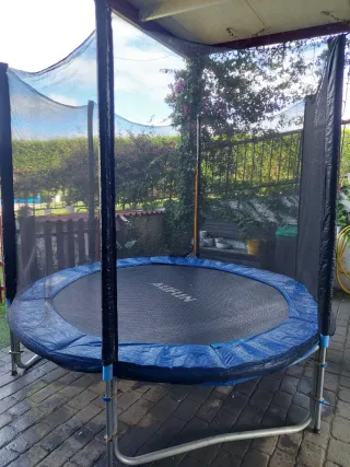 Cama elástica con red de seguridad