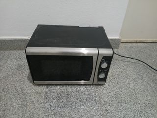Microondas negro y plateado