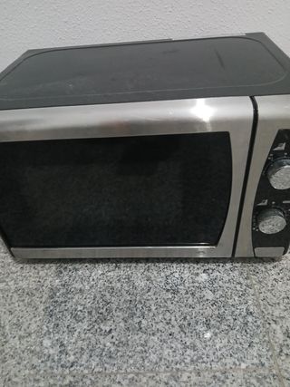 Microondas negro y plateado
