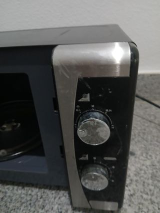 Microondas negro y plateado