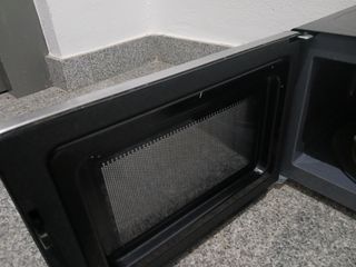 Microondas negro y plateado