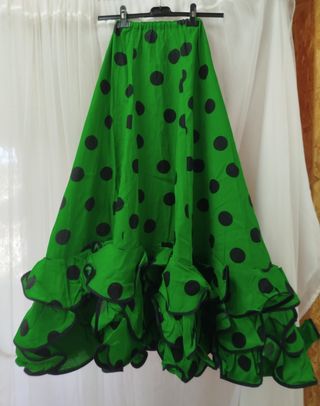 Falda flamenca verde con lunares y volantes