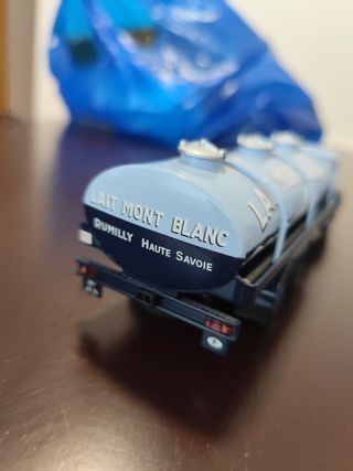 Camión cisterna Lait Mont Blanc escala