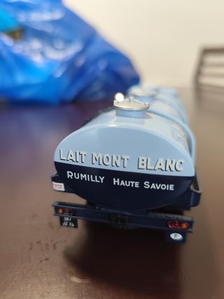 Camión cisterna Lait Mont Blanc escala