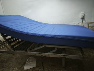 Cama ortopédica de madera y metal