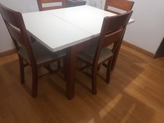 Mesa de comedor con 4 sillas