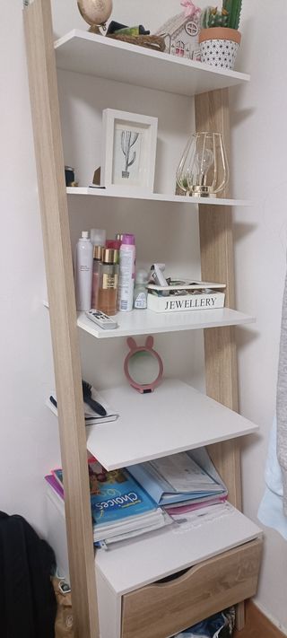 Estantería de dormitorio, cama ,armario