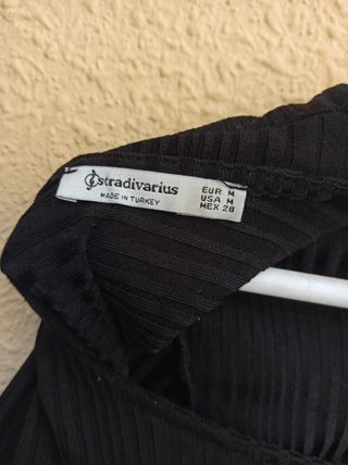 Blusa Stradivarius manga larga negra