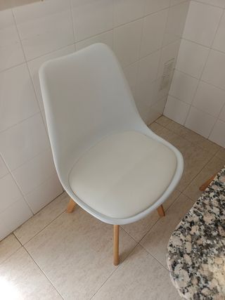 4 sedie nordiche bianche