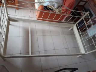 Estructura de cama metálica blanca