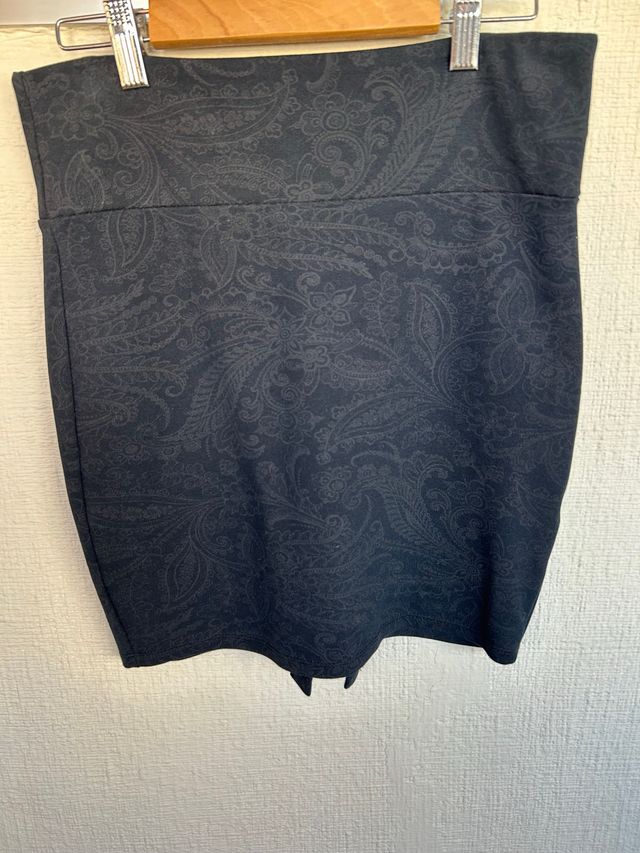 Falda negra con estampado.