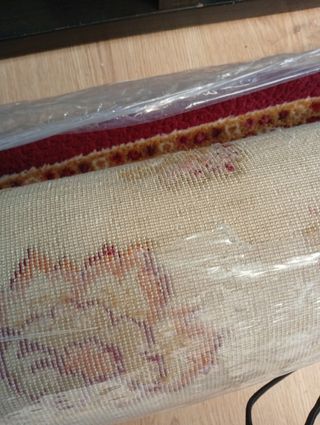 Alfombra de lana beige y roja con diseño floral