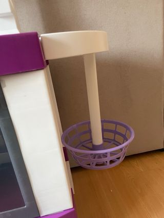 Cocina de juguete morada y blanca