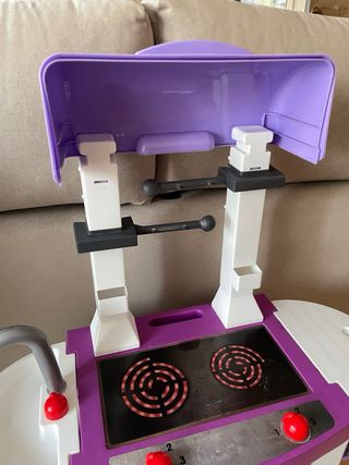 Cocina de juguete morada y blanca