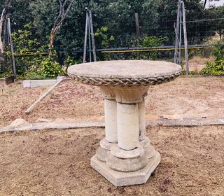 Mesa antigua de piedra tallada