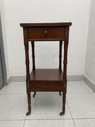 Mesa auxiliar antigua de madera con ruedas 