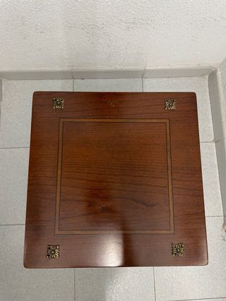 Mesa auxiliar antigua de madera con ruedas 