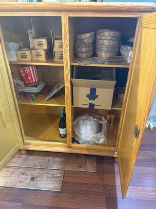 Vitrina de madera con puertas 