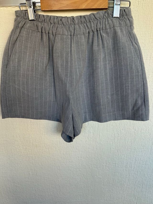 Pantalón corto de rayas gris.