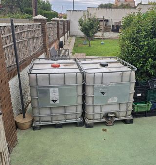 2 depósitos IBC 1000L sucios agua riego los dos 50