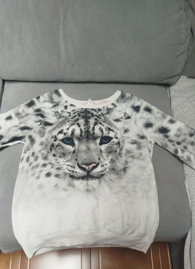Sudadera con estampado de leopardo de las nieves.