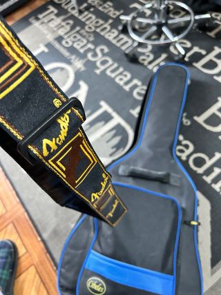 Guitarra electroacústica J. Alvarez AV-50B Fishman