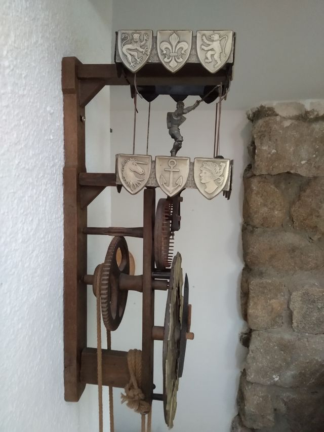 Reloj antiguo madera, hierro y plástico. S.XX