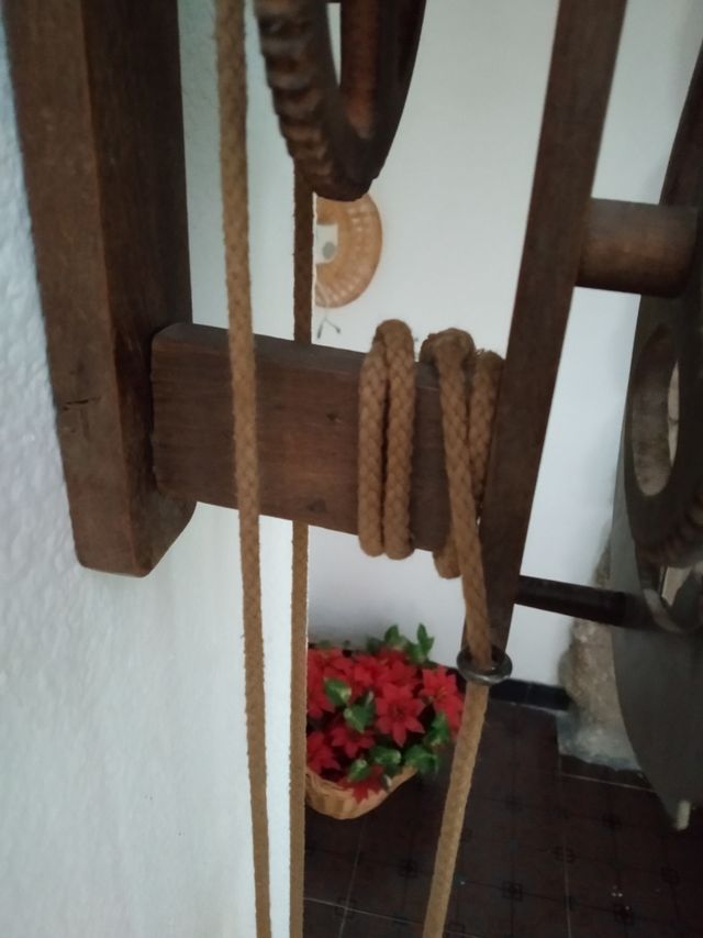 Reloj antiguo madera, hierro y plástico. S.XX