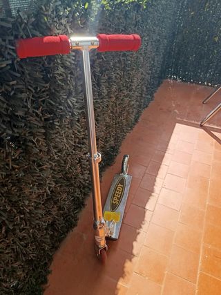 Patín Speedy plateado con puños rojos