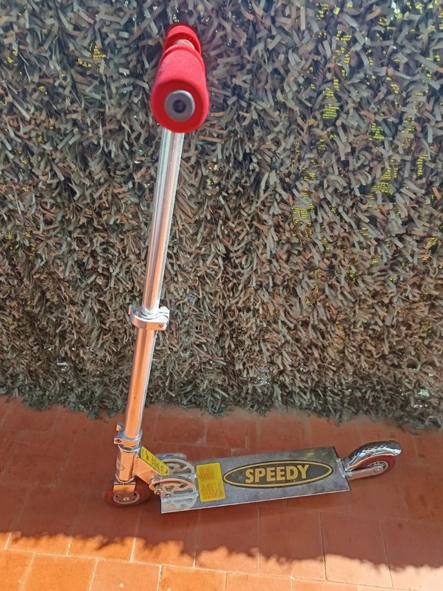 Patín Speedy plateado con puños rojos