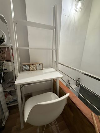 Escritorio con estantes todo en una pieza bien