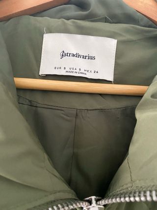 Chaleco acolchado Stradivarius verde caqui