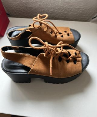 Sandalias marrones con cordones