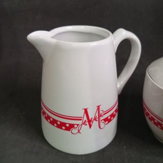 Jarra leche y azucarero blanco con detalles rojos