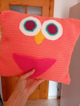 Cojín de crochet búho naranja y rosa
