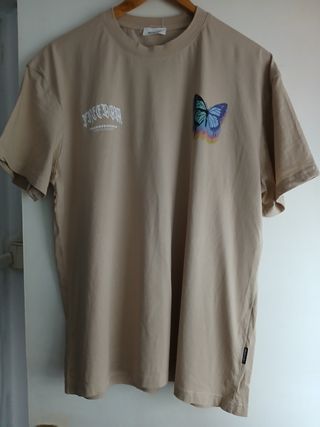 Camiseta beige con mariposa multicolor
