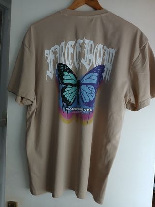 Camiseta beige con mariposa multicolor
