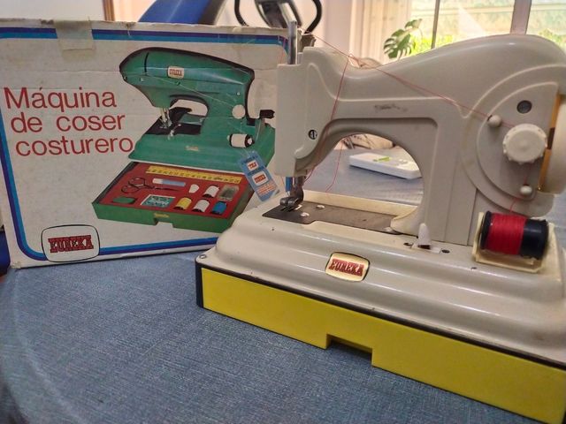 Máquina de coser Eureka manual años 70-80