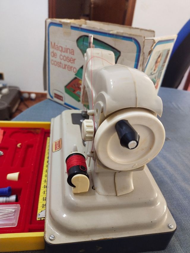 Máquina de coser Eureka manual años 70-80