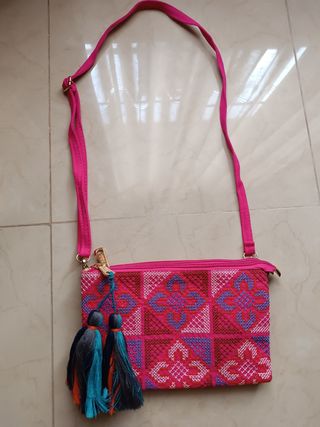 Bolso fucsia con estampado geométrico.