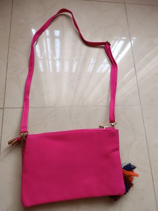 Bolso fucsia con estampado geométrico.