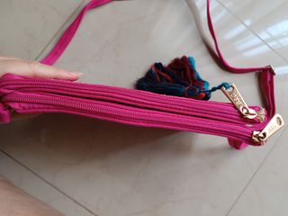 Bolso fucsia con estampado geométrico.