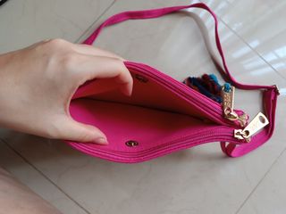 Bolso fucsia con estampado geométrico.