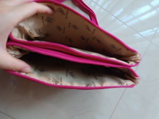 Bolso fucsia con estampado geométrico.
