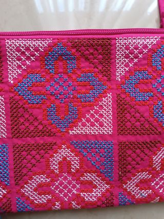 Bolso fucsia con estampado geométrico.