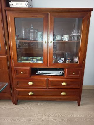 Mueble vitrina de madera y cristal