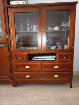 Mueble vitrina de madera y cristal
