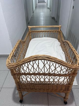Moisés de mimbre para bebés.