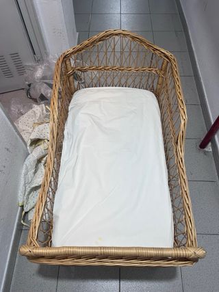 Moisés de mimbre para bebés.